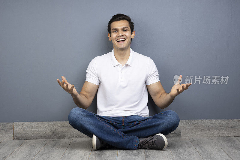 男人盘腿坐在地板上的stock photo